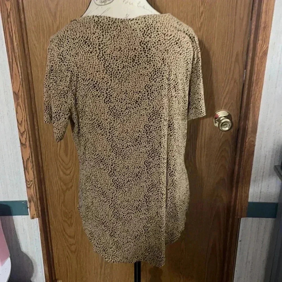 Women’s Old Navy T-shirt - Picture 2 of 3